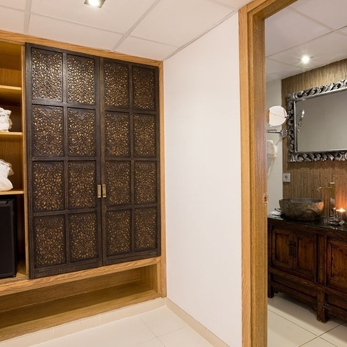 una puerta que conduce a un baño con dos lavabos