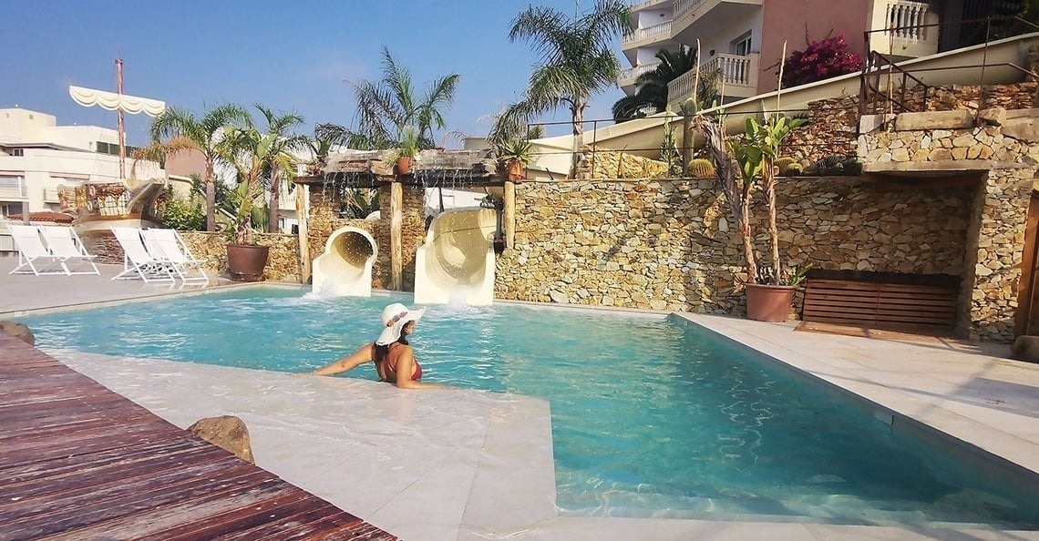 барная стойка с множеством бутылок и бокалов