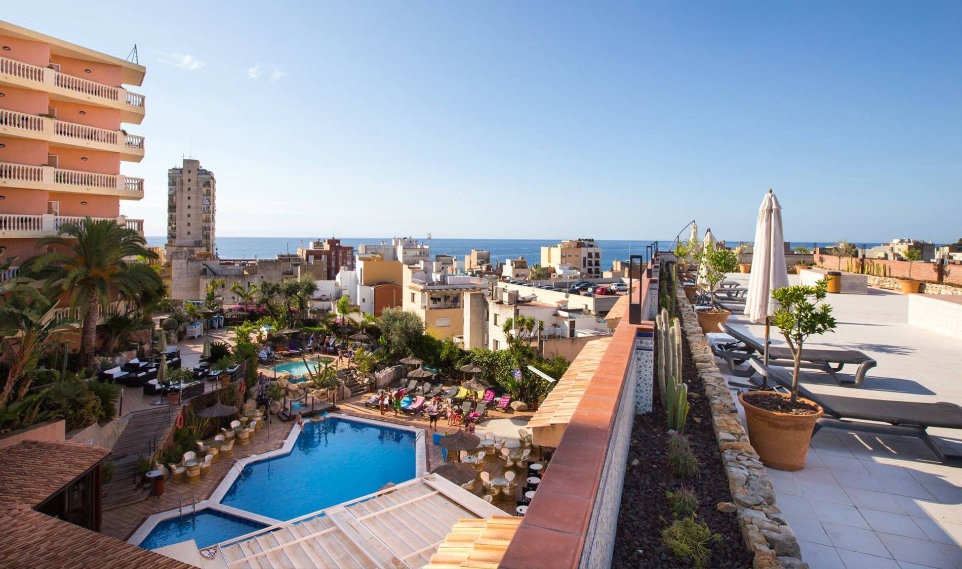 una vista del océano desde una terraza con mesas y sillas