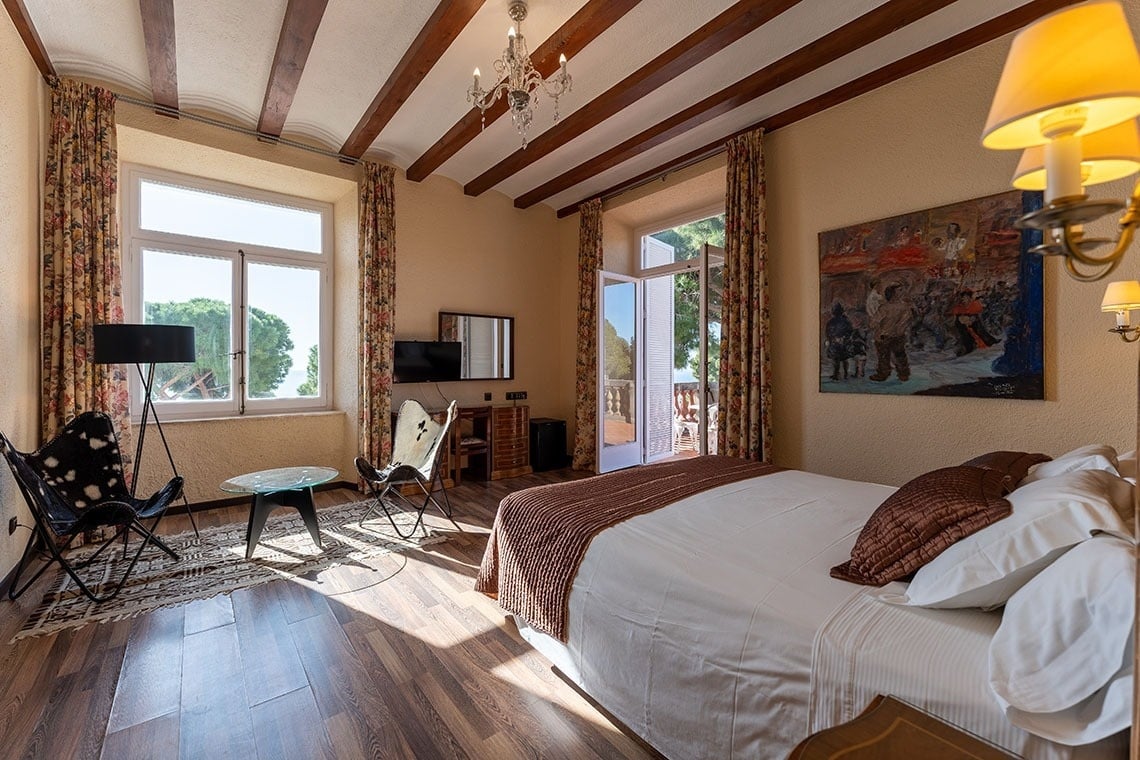 una habitación con una cama y una pintura en la pared