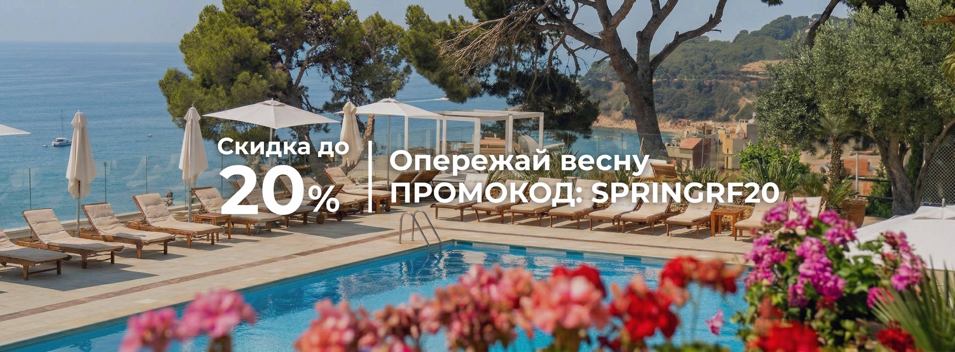 вид с воздуха на большой бассейн в окружении стульев и деревьев