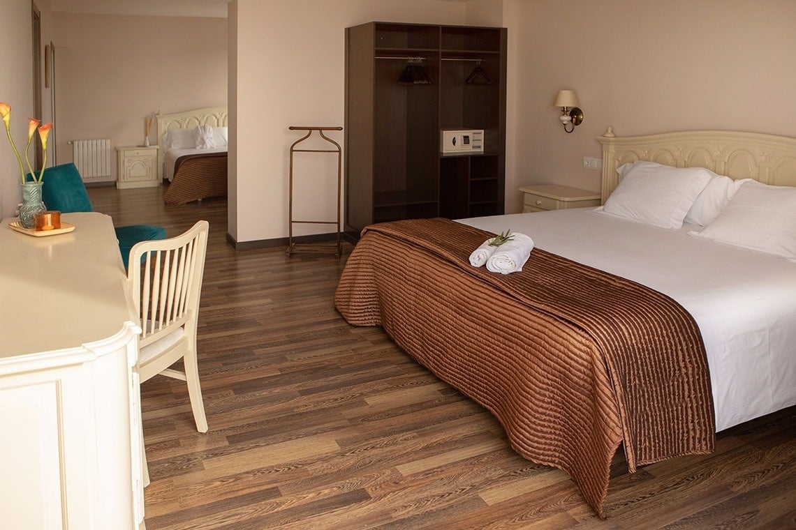 una habitación de hotel con una cama y una mesa