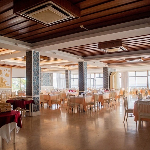 una gran habitación con muchas mesas y sillas