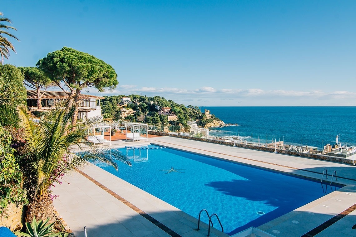 une grande piscine avec une vue sur l' océan