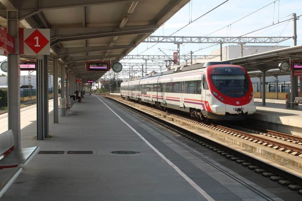 Train et bus<br> Connectivité locale immédiate avec la station de transport public.
