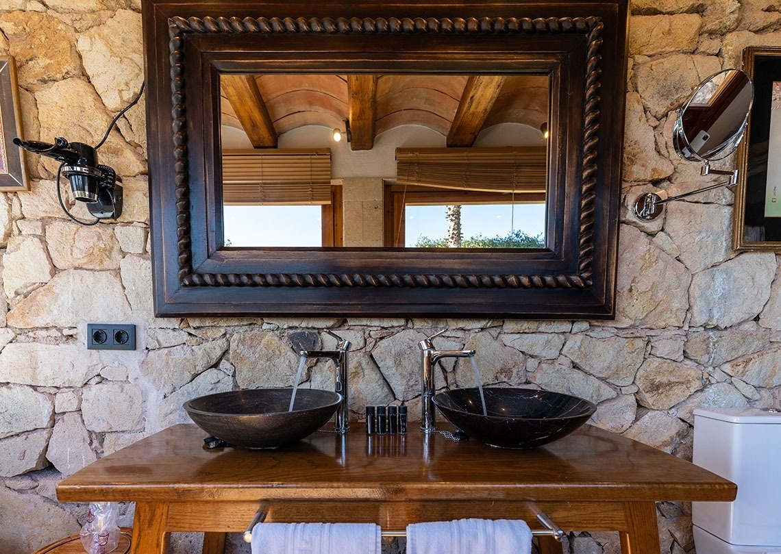 un baño con dos lavabos y un espejo