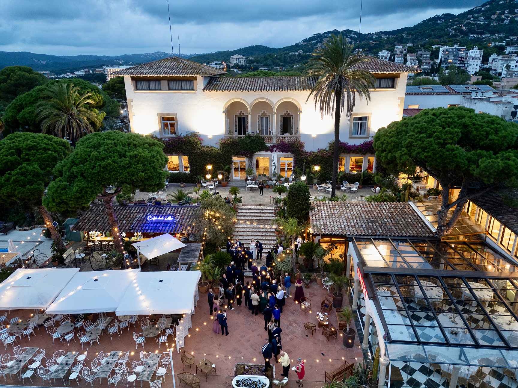 Roger De Flor By Seleqtta: exterior terrace with guests and building.