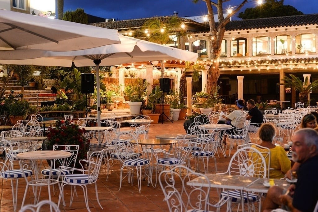 una gran sala de menjar amb moltes finestres