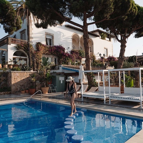 una mujer camina sobre una escalera en la piscina