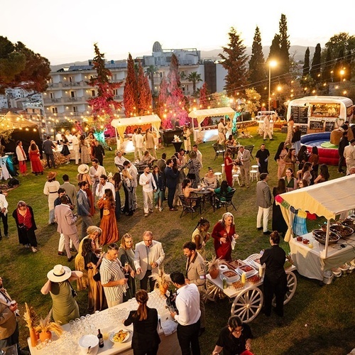 una gran multitud de personas se reúnen en un parque para una fiesta