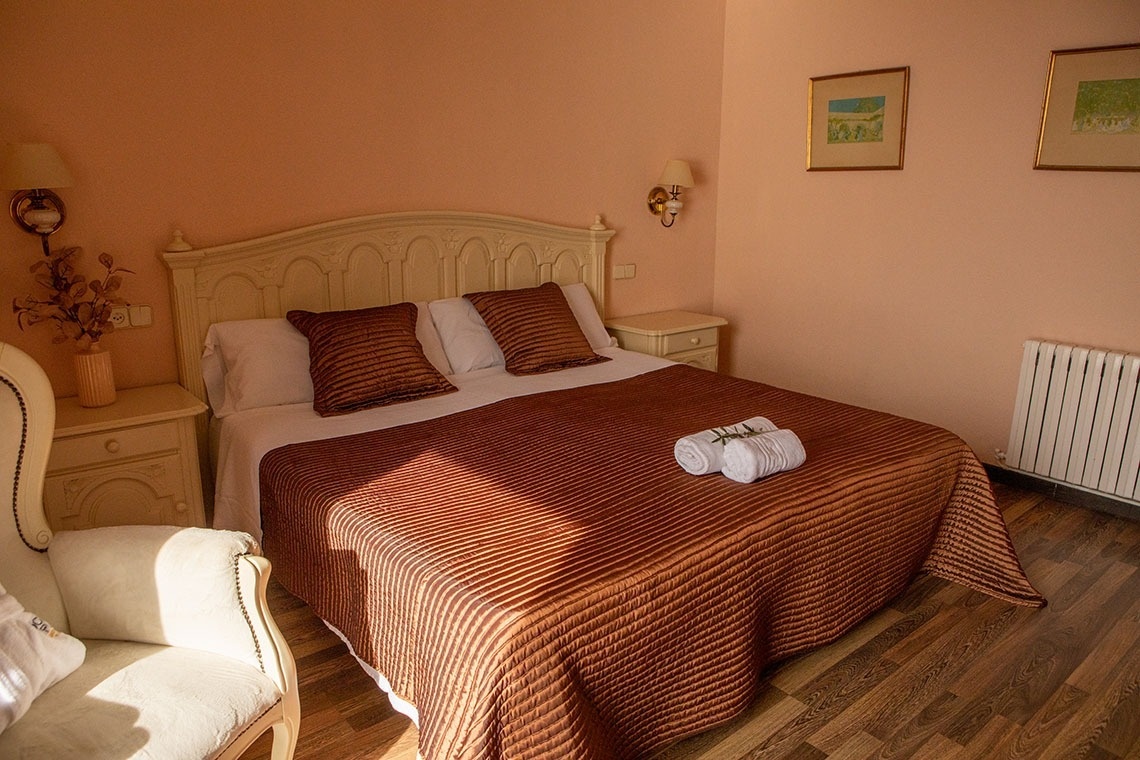 una habitación con una cama grande y una silla