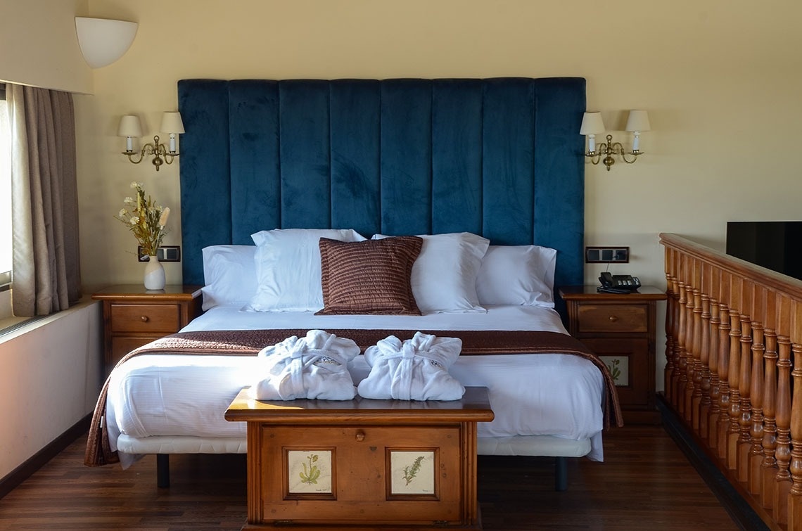 una habitación con una cama y dos mesitas de noche