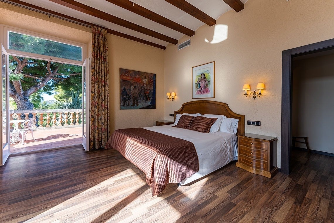 una habitación con una cama y una pintura en la pared