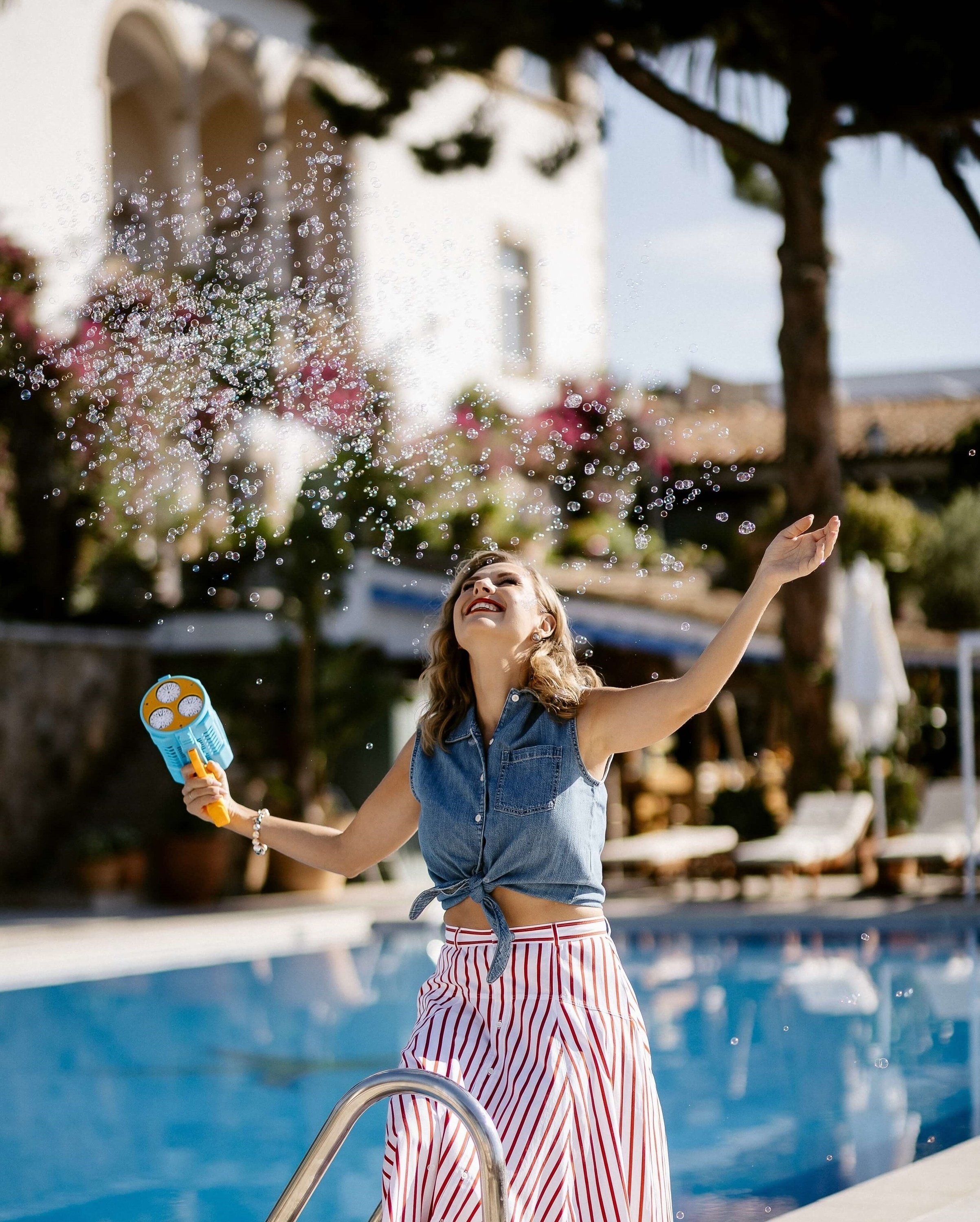 un grupo de personas están sentadas en mesas y sillas en un restaurante al aire libre