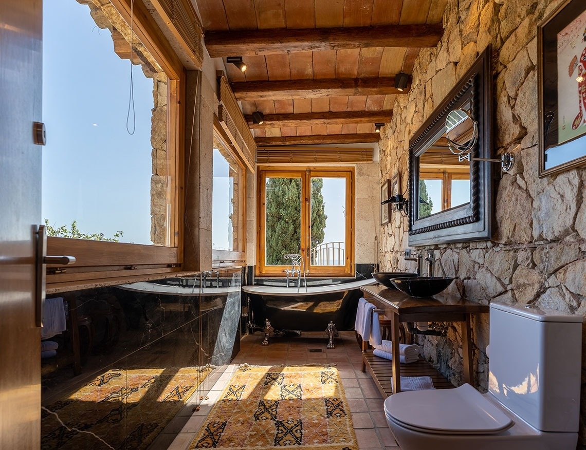un cuarto de baño con una bañera y un inodoro