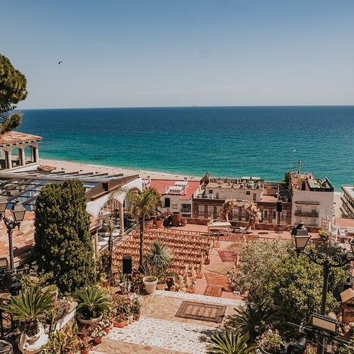una vista del océano desde el techo de un edificio