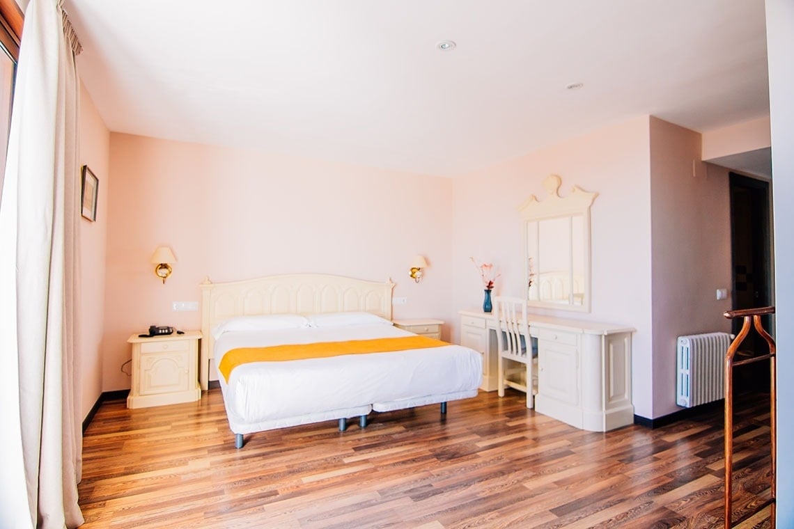 una habitación de hotel con una cama y un escritorio