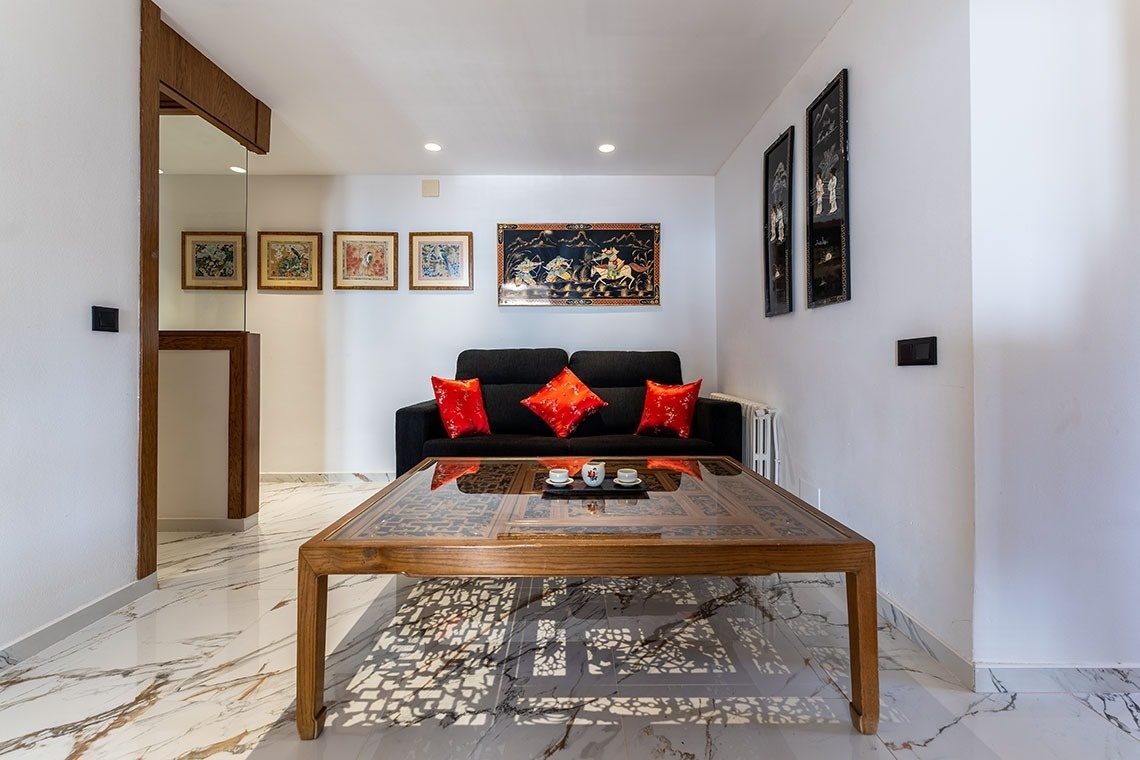 una sala de estar con un sofá y una mesa