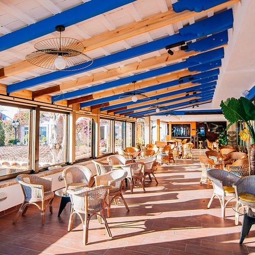 una habitación con muchas ventanas y un techo azul