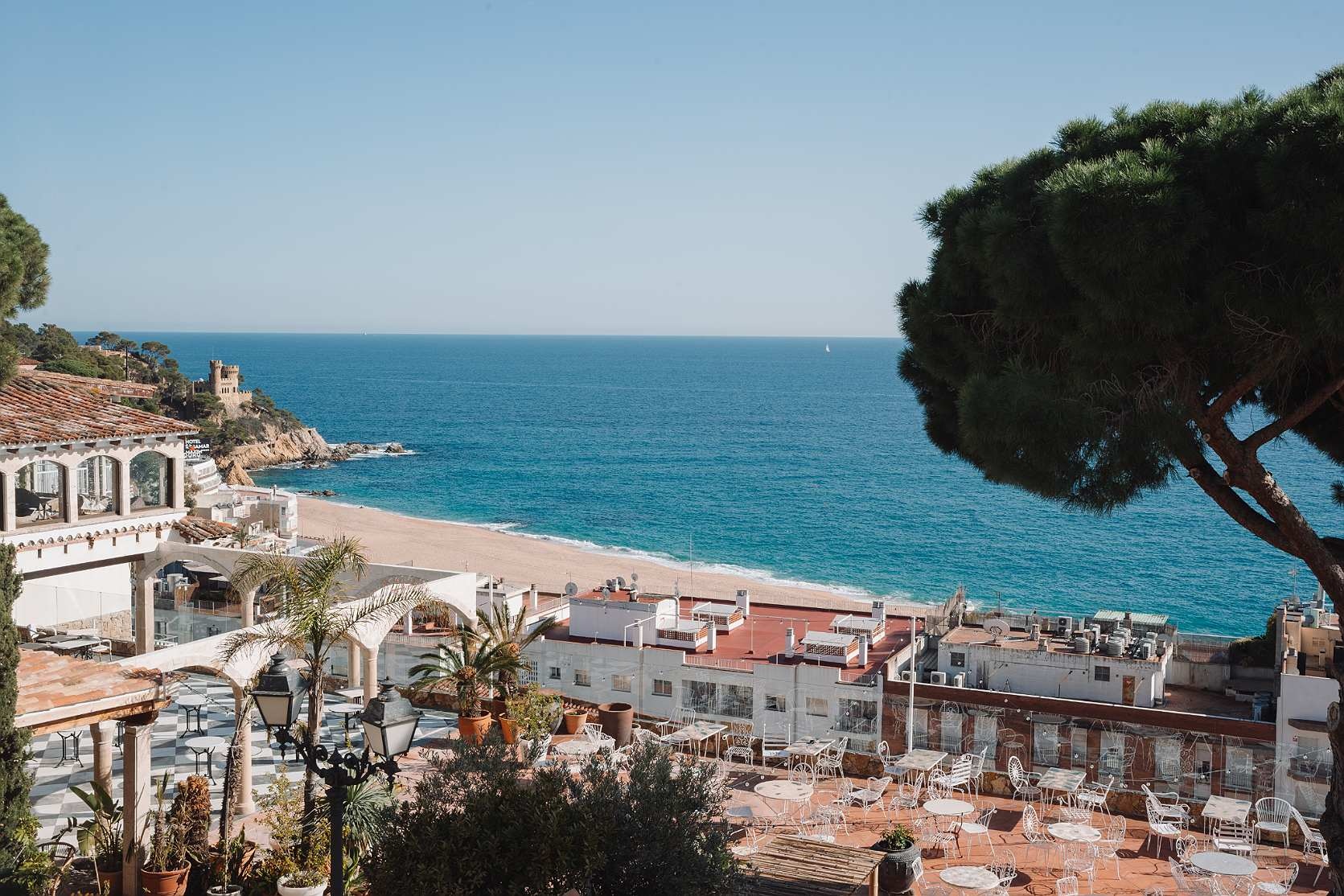 Hôtel Roger De Flor By Seleqtta : vue mer et plage depuis terrasse aménagée.