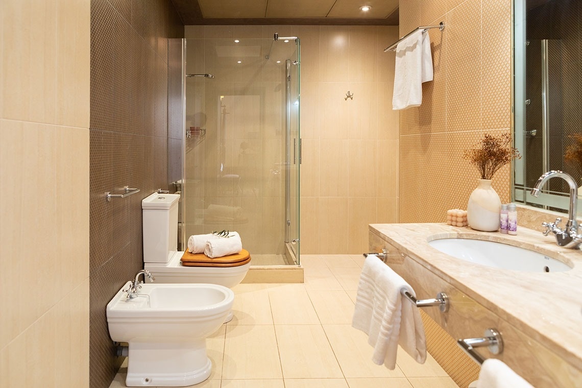 un baño con inodoro , lavabo y ducha