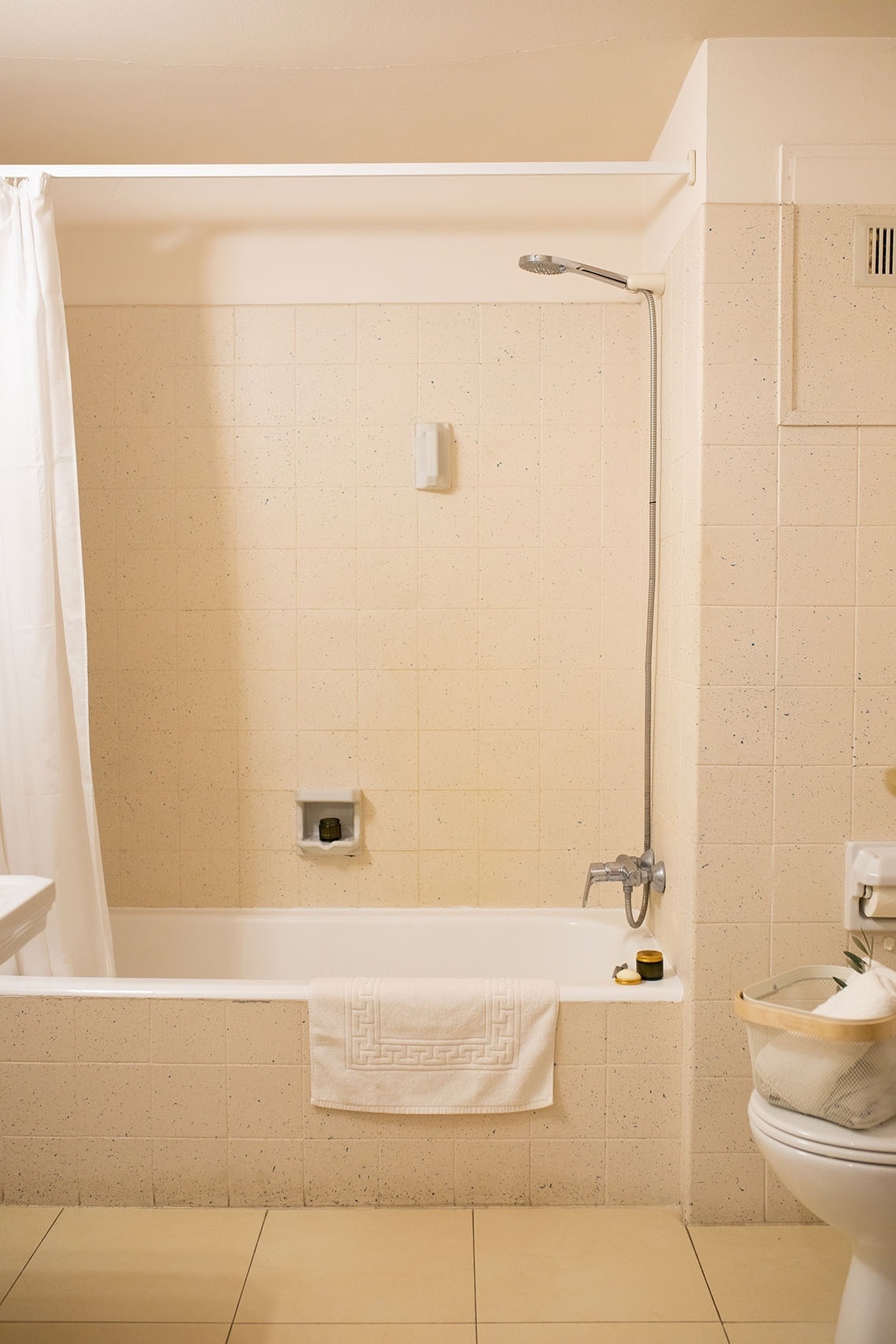 un baño con una bañera y un inodoro