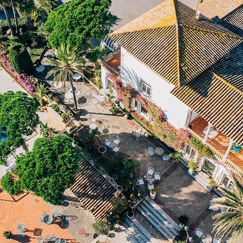 una vista aérea de una casa y una piscina