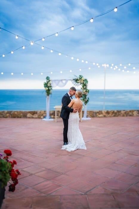 la novia lleva un vestido de encaje y el novio lleva un traje