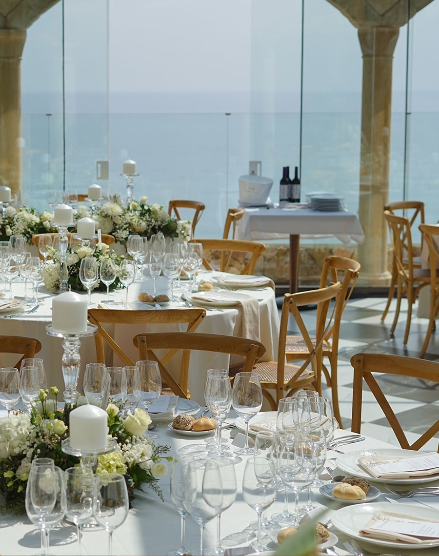 Banquet élégant à Roger De Flor by Seleqtta avec vue sur la mer.