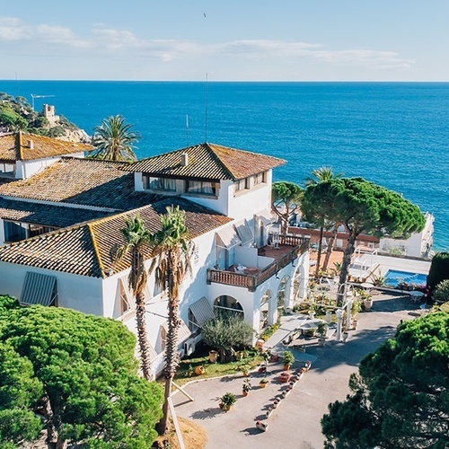 una vista aérea de una casa junto al océano
