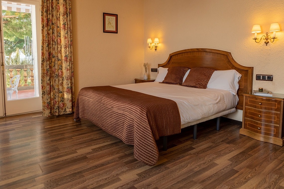 una habitación con una cama y dos mesitas de noche