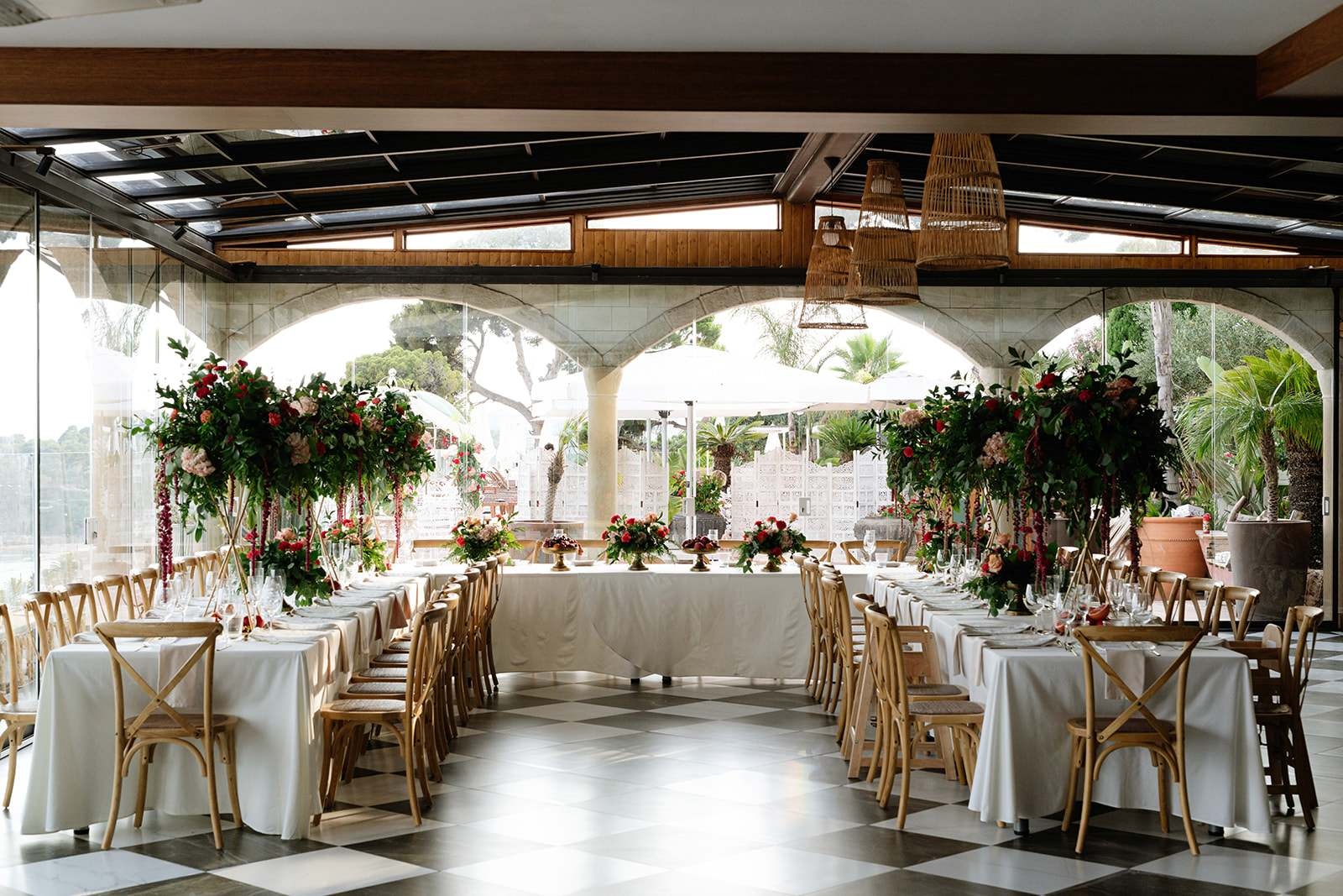 Salle à manger élégante au Roger De Flor By Seleqtta, tables dressées avec fleurs.