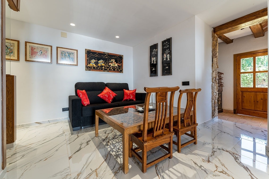 una sala de estar con un sofá y una mesa de comedor