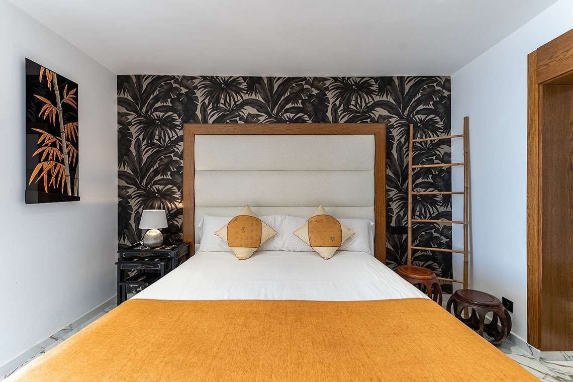 un dormitorio pequeño con una cama y una lámpara