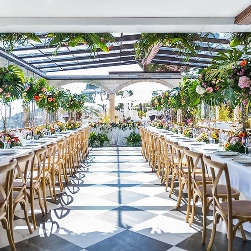 una habitación llena de mesas y sillas decoradas con flores