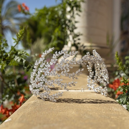 una corona de diamantes se sienta encima de una pared de piedra