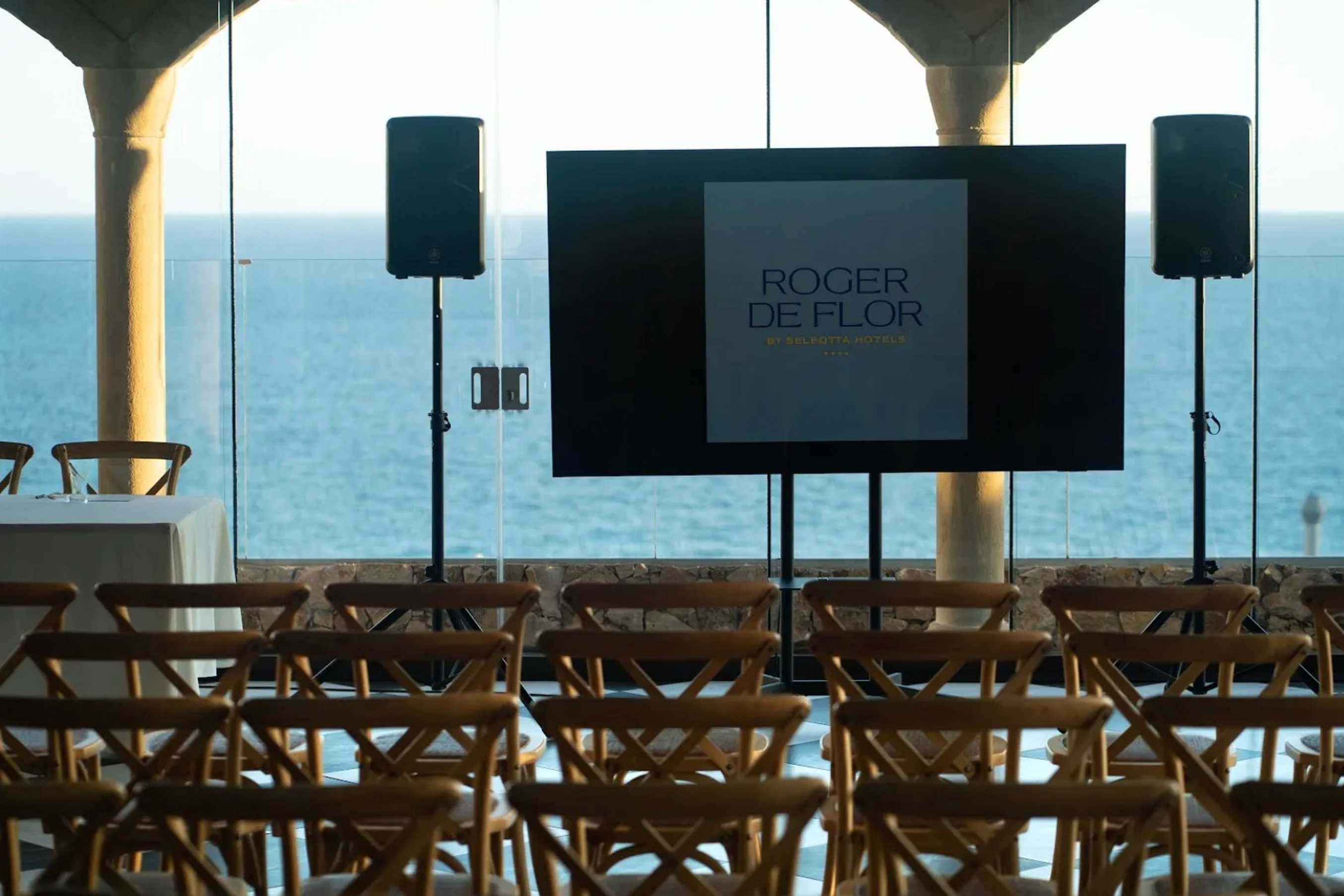 Veranstaltungsraum im Hotel mit Blick aufs Meer, ideal für Firmenveranstaltungen Roger De Flor By Seleqtta und Präsentationen.