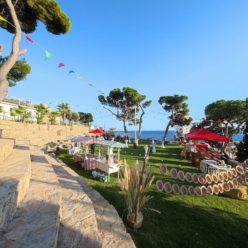 el césped está decorado para una fiesta con puestos y banderas