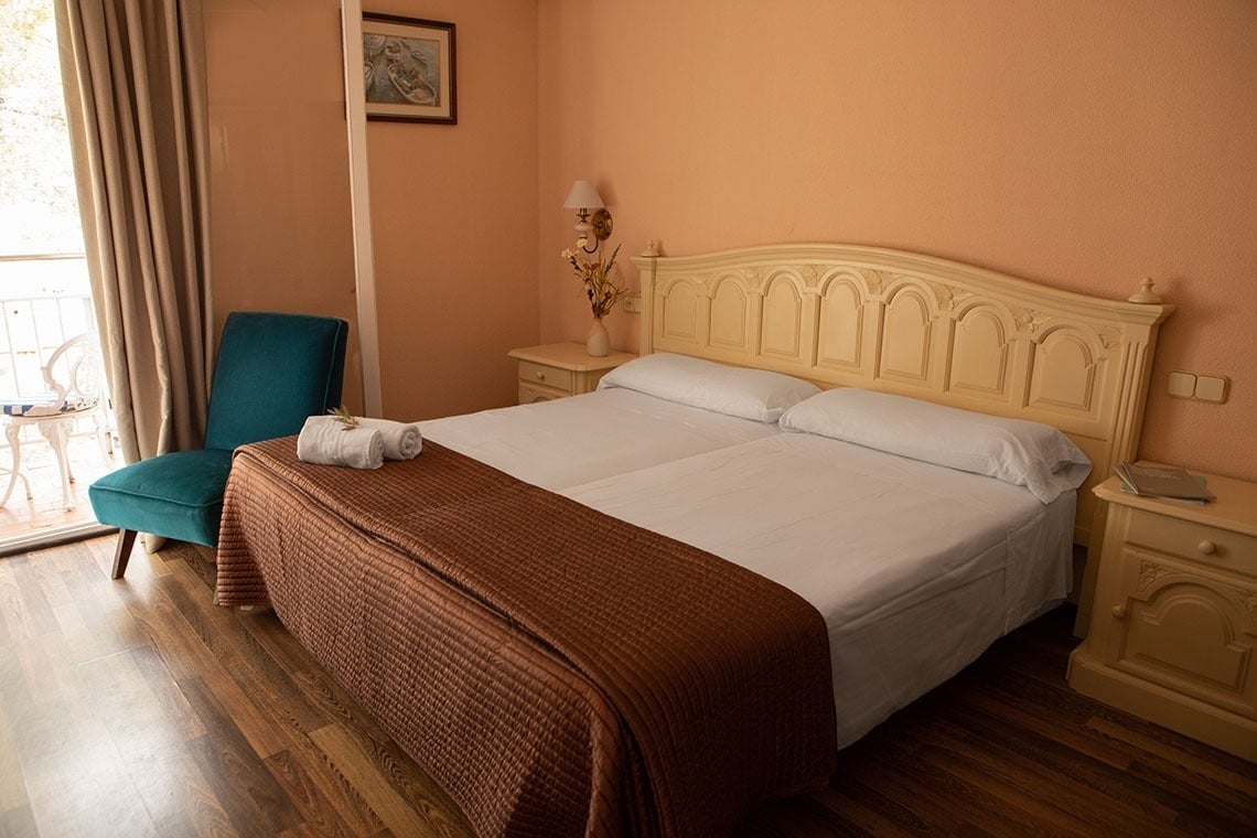 una habitación de hotel con una cama y una silla