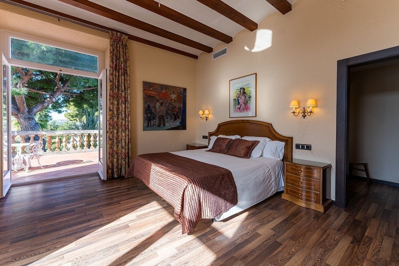 Hotel Roger de Flor by Seleqtta