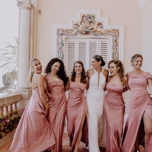 la novia y sus damas de honor posan para una foto