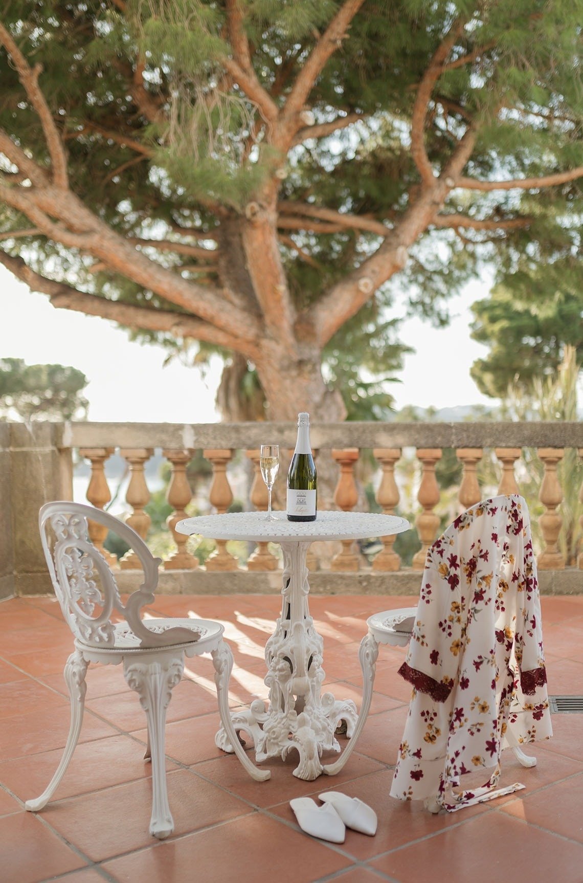 una mesa con una botella de champán y dos copas