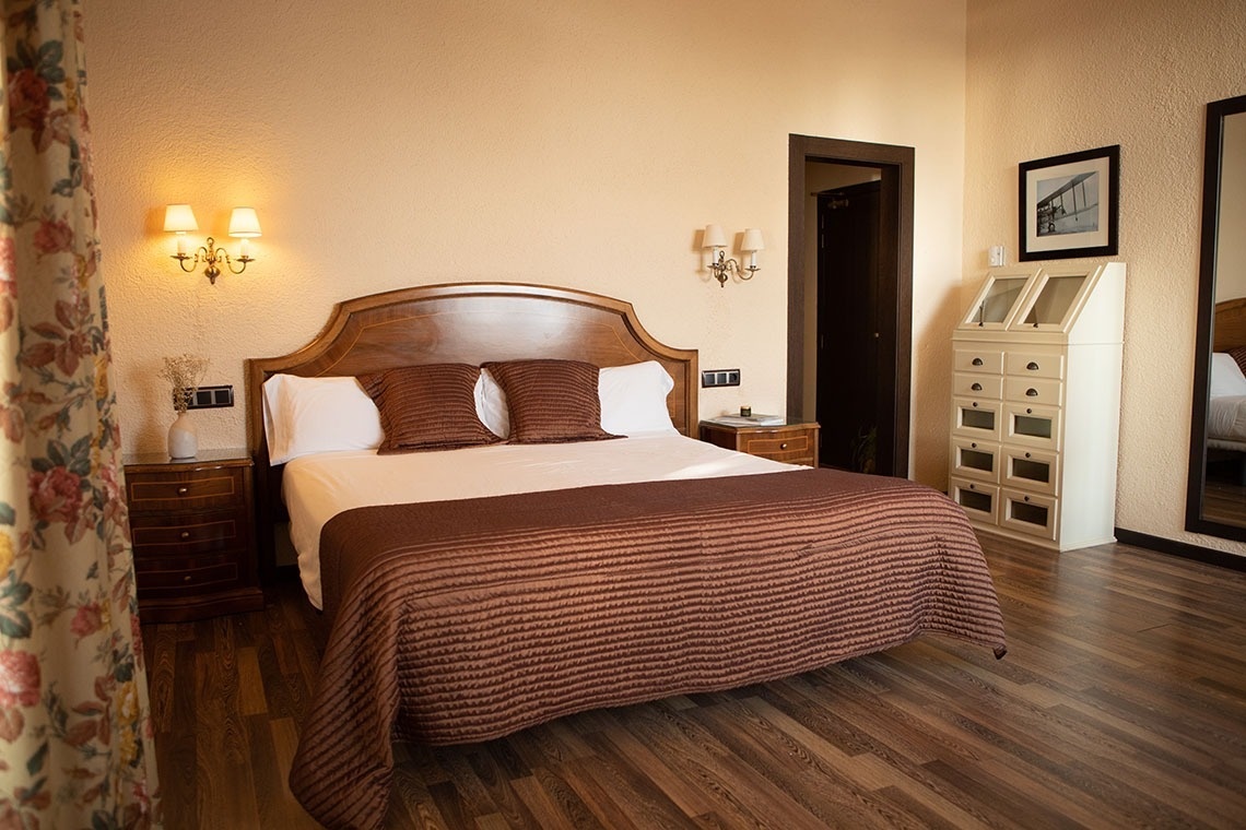 una habitación de hotel con una cama y un espejo