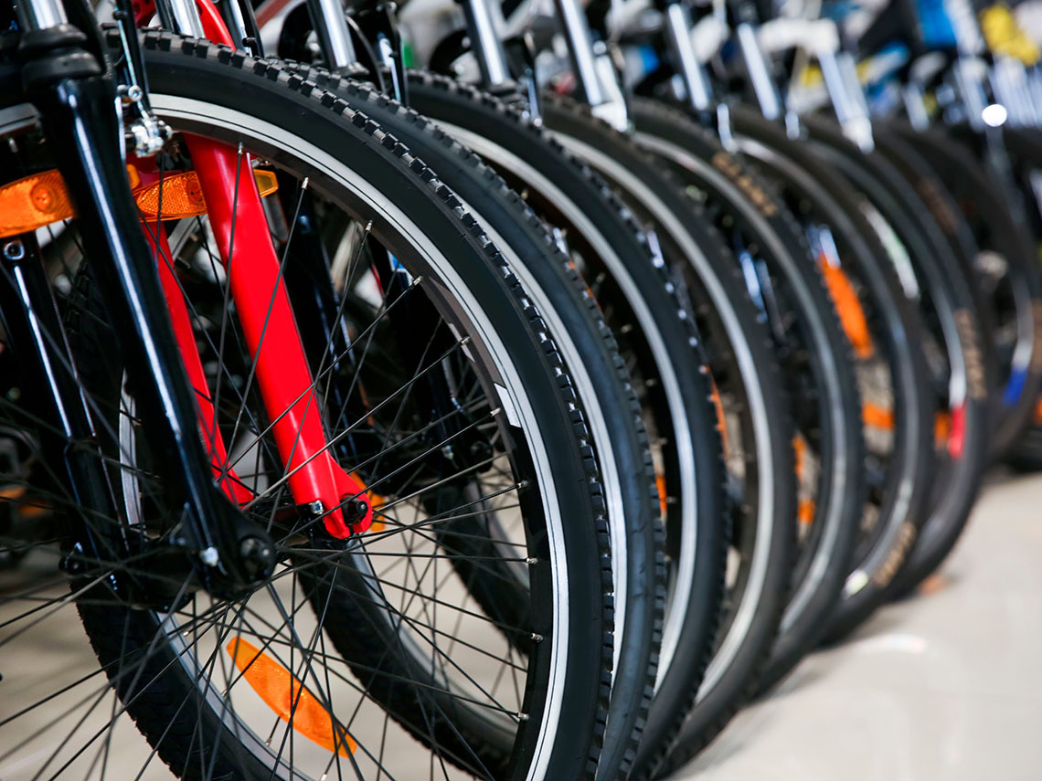Équipe de cyclisme posant devant un hôtel de luxe avec des vélos, vue d'ensemble de Alba Seleqtta