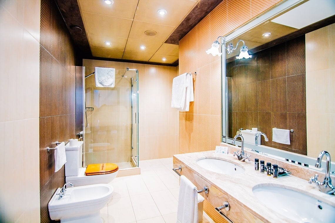 un baño con dos lavabos y un inodoro