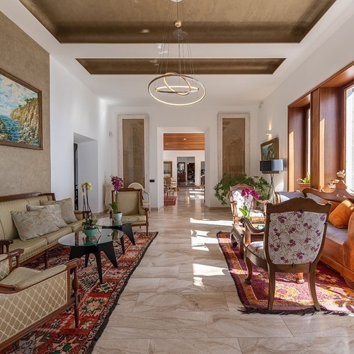 una sala de estar con muebles y una pintura en la pared