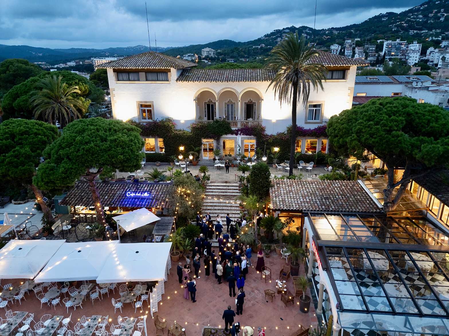 Hôtel Roger De Flor By Seleqtta: événement en soirée dans une cour paysagée.