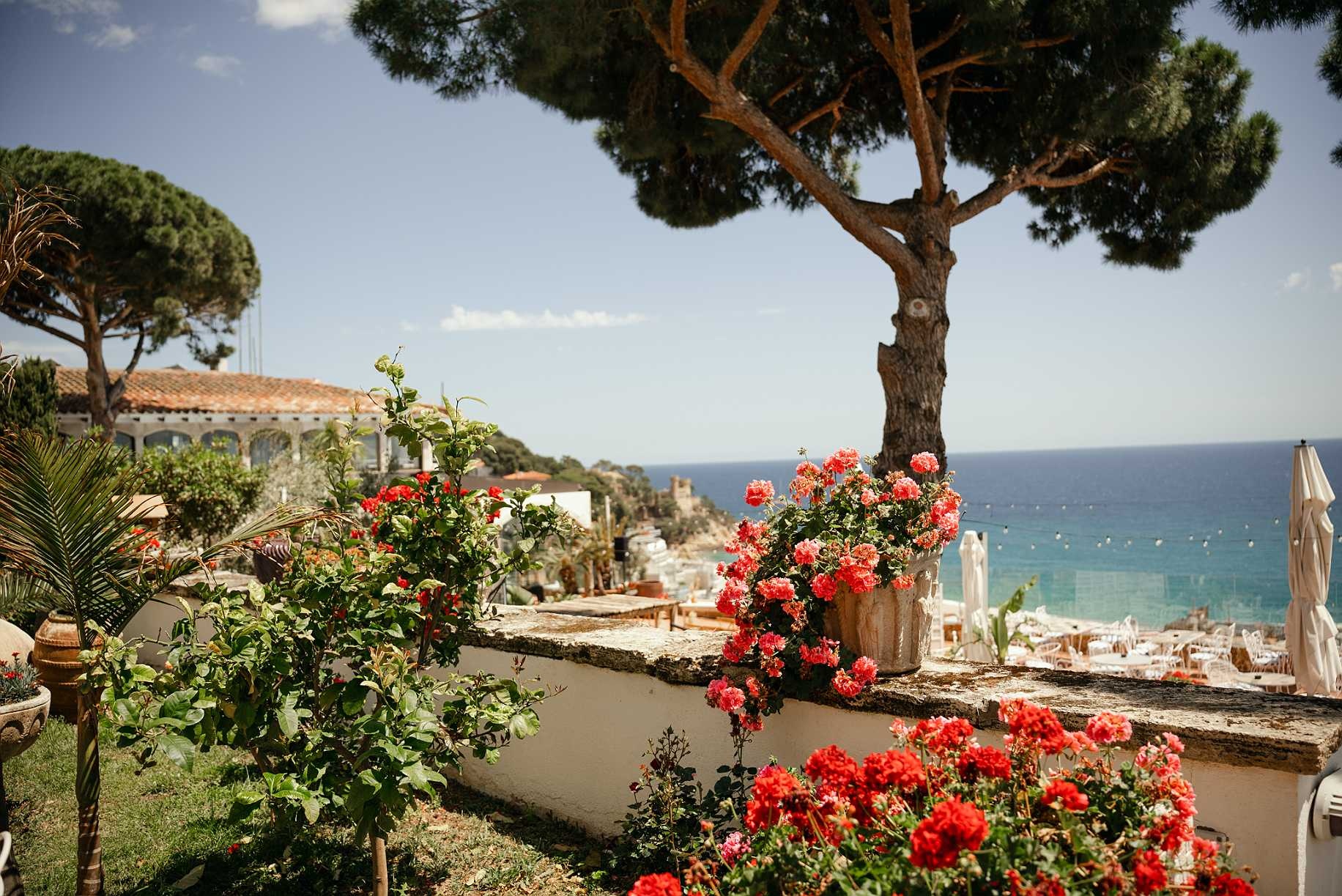 Terrasse fleurie Roger De Flor By Seleqtta avec vue sur la mer Méditerranée.