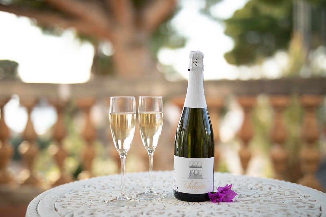 una botella de vino y dos copas de champán sobre una mesa