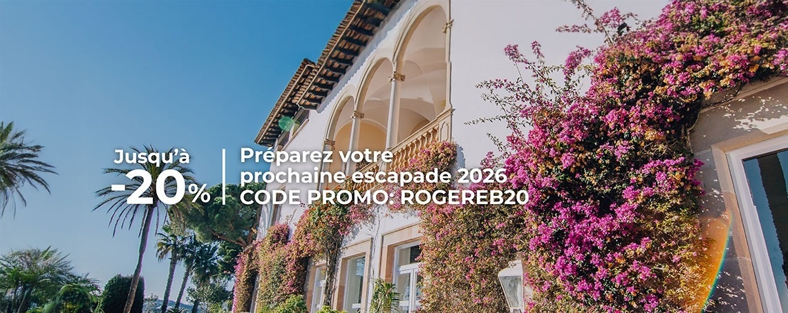 une vue aérienne d' une piscine entourée d' arbres et de chaises longues